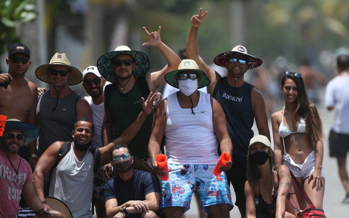 Arpoador e Ipanema - Praias da Zona Sul cheias com grande movimentação de pessoas no calçadão e areia.