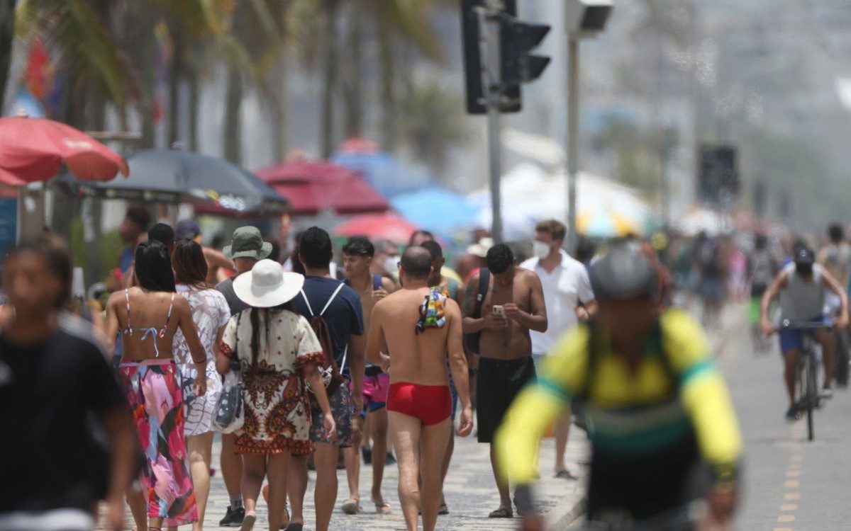 Arpoador e Ipanema - Praias da Zona Sul cheias com grande movimentação de pessoas no calçadão e areia.