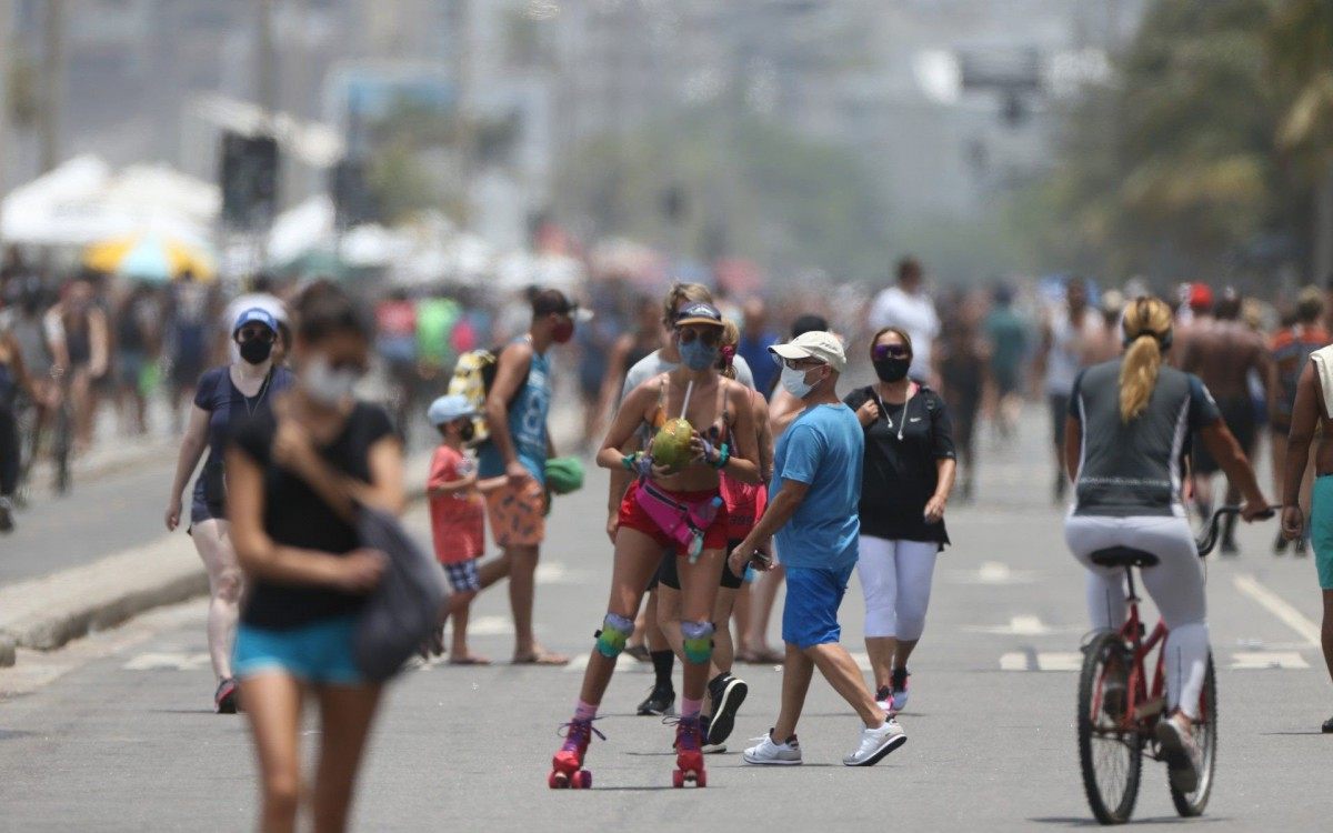 Arpoador e Ipanema - Praias da Zona Sul cheias com grande movimentação de pessoas no calçadão e areia.