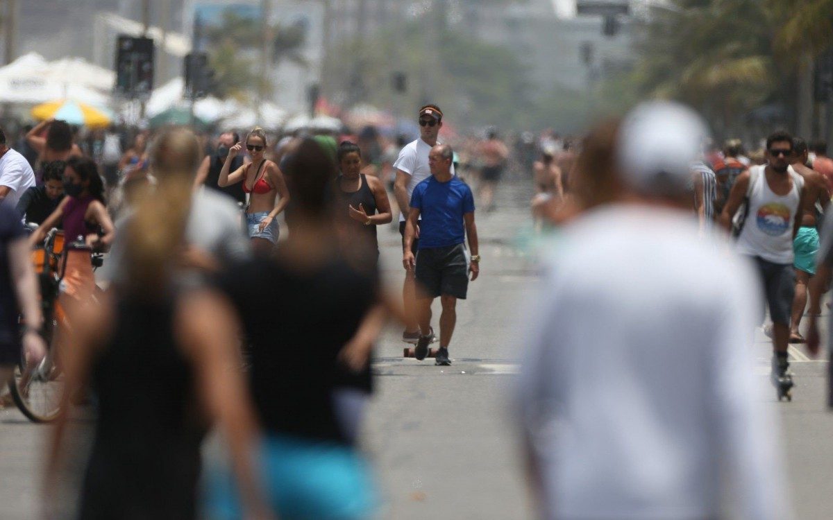 Arpoador e Ipanema - Praias da Zona Sul cheias com grande movimentação de pessoas no calçadão e areia.