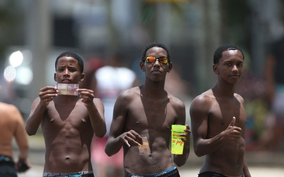 Arpoador e Ipanema - Praias da Zona Sul cheias com grande movimentação de pessoas no calçadão e areia.