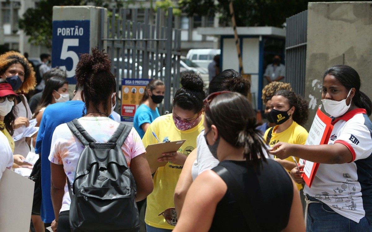 Pandemia deixa jovem brasileiro cada vez mais cansado e preocupado, aponta pesquisa