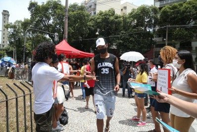 Candidatos chegam de máscara para o Enem no Rio; fiscalização é intensa