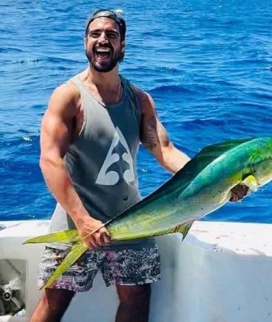 Caio Castro segurando um peixe - Reprodução