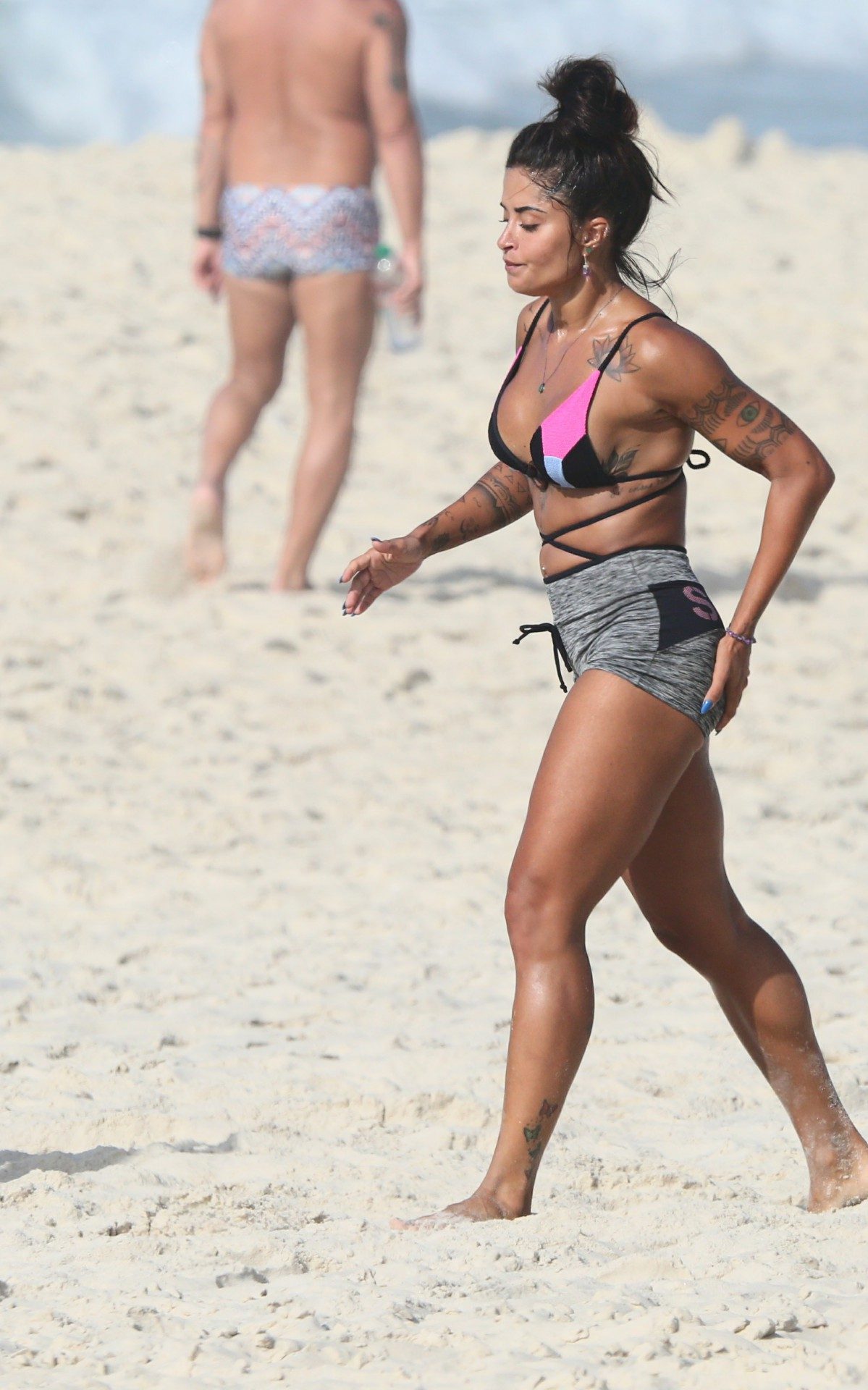 Aline Riscado na praia