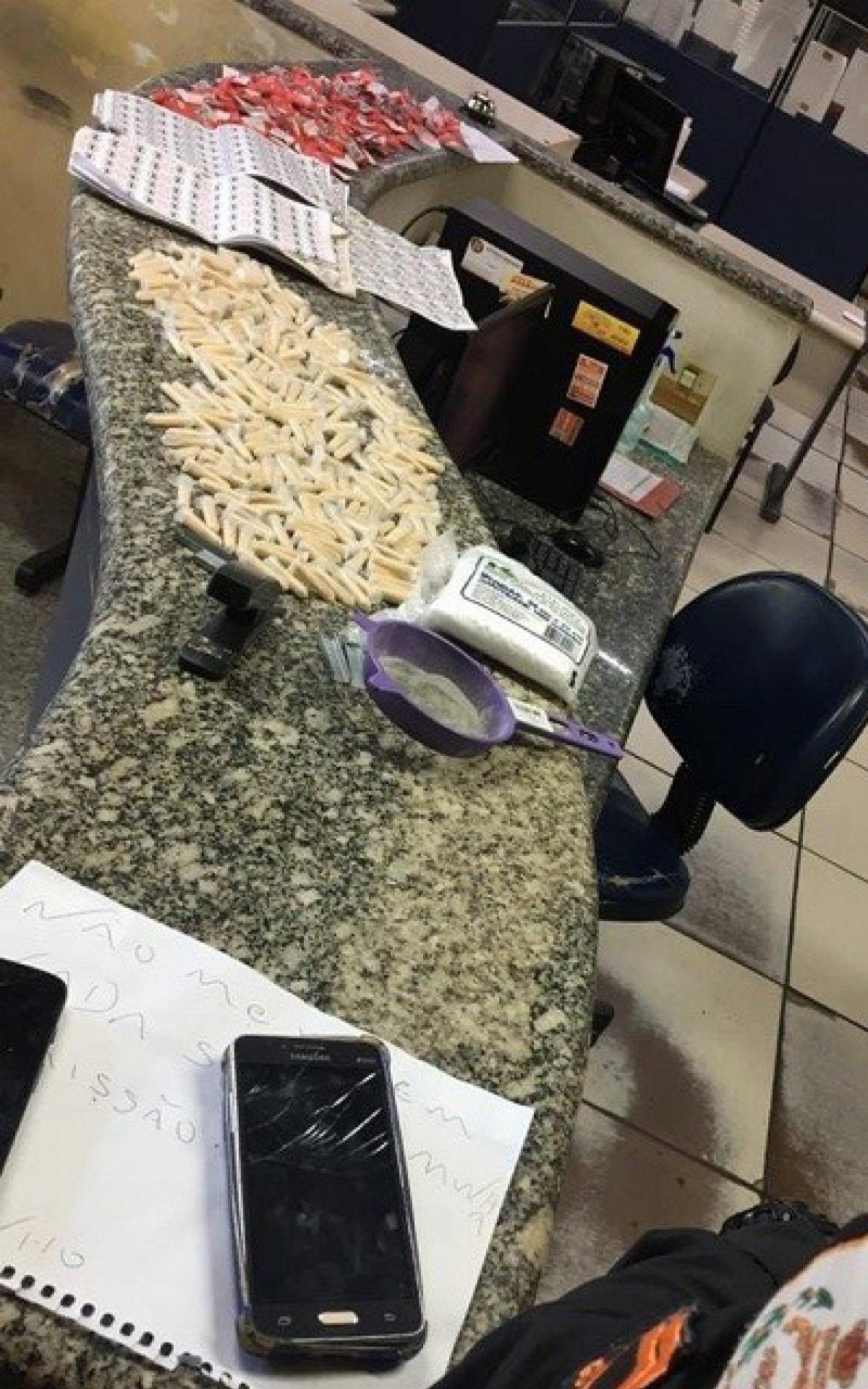 Durante intensas buscas, os militares encontraram o material que foi apresentado na 137ª Delegacia Legal do município. - Foto: divulgação