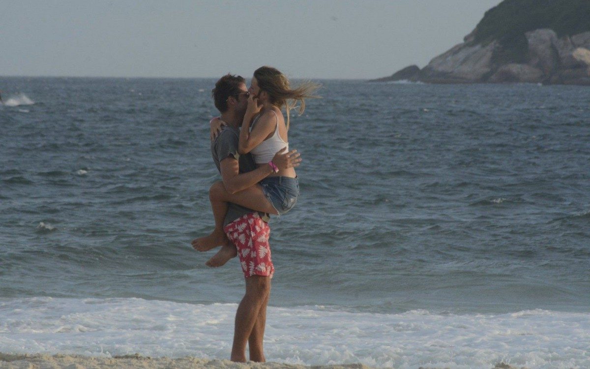 Ex-BBB Daniel Lenhardt com affair na praia