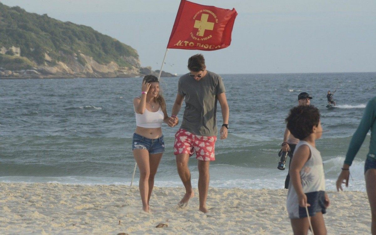 Ex-BBB Daniel Lenhardt com affair na praia