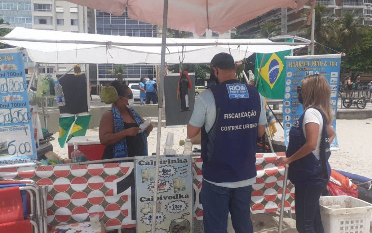 Ação conjunta fiscalizou irregularidades em comércio, veículos estacionados em locais proibidos e ligações clandestinas de água e luz - Divulgação Seop