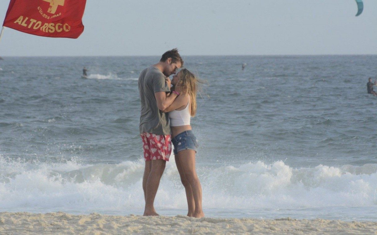 Ex-BBB Daniel Lenhardt com affair na praia