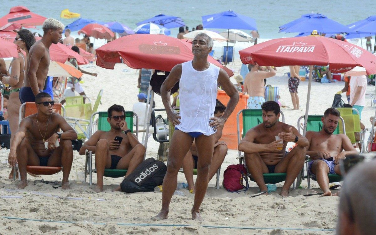 Jogador Romário na praia