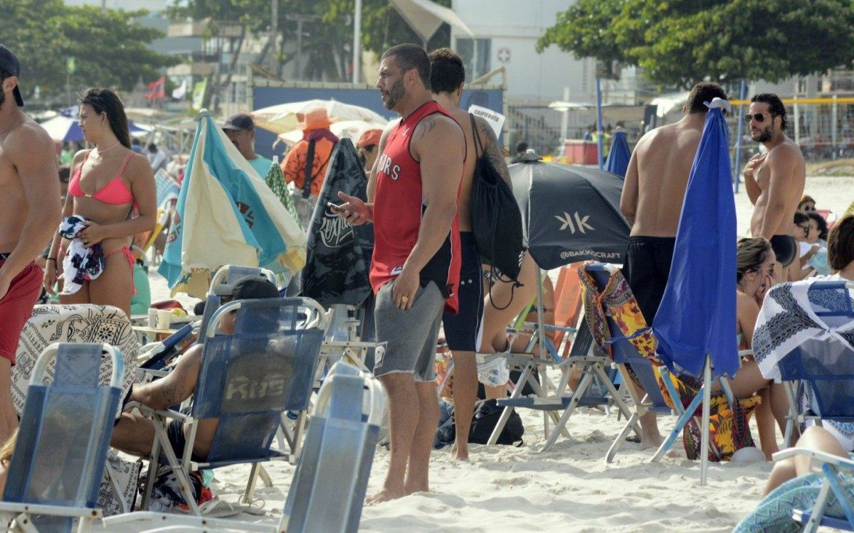 Ex-BBB Kleber Bambam na praia