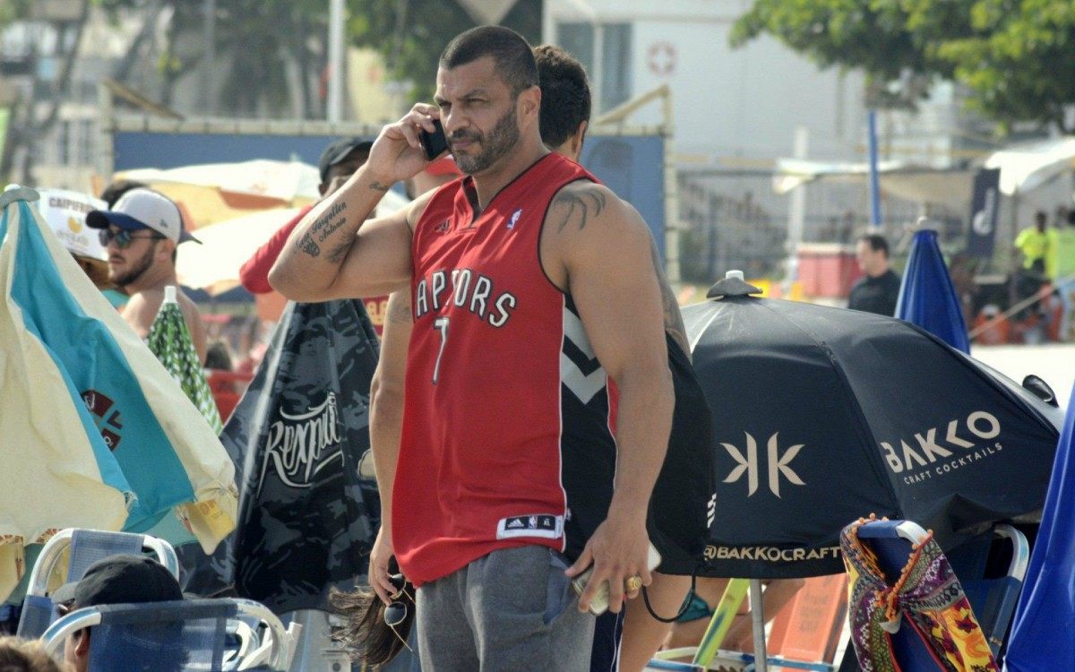 Ex-BBB Kleber Bambam na praia