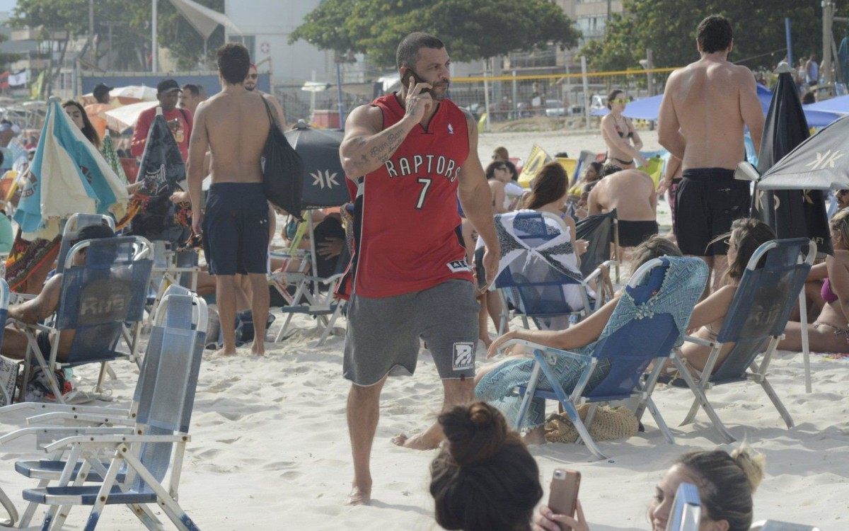 Ex-BBB Kleber Bambam na praia