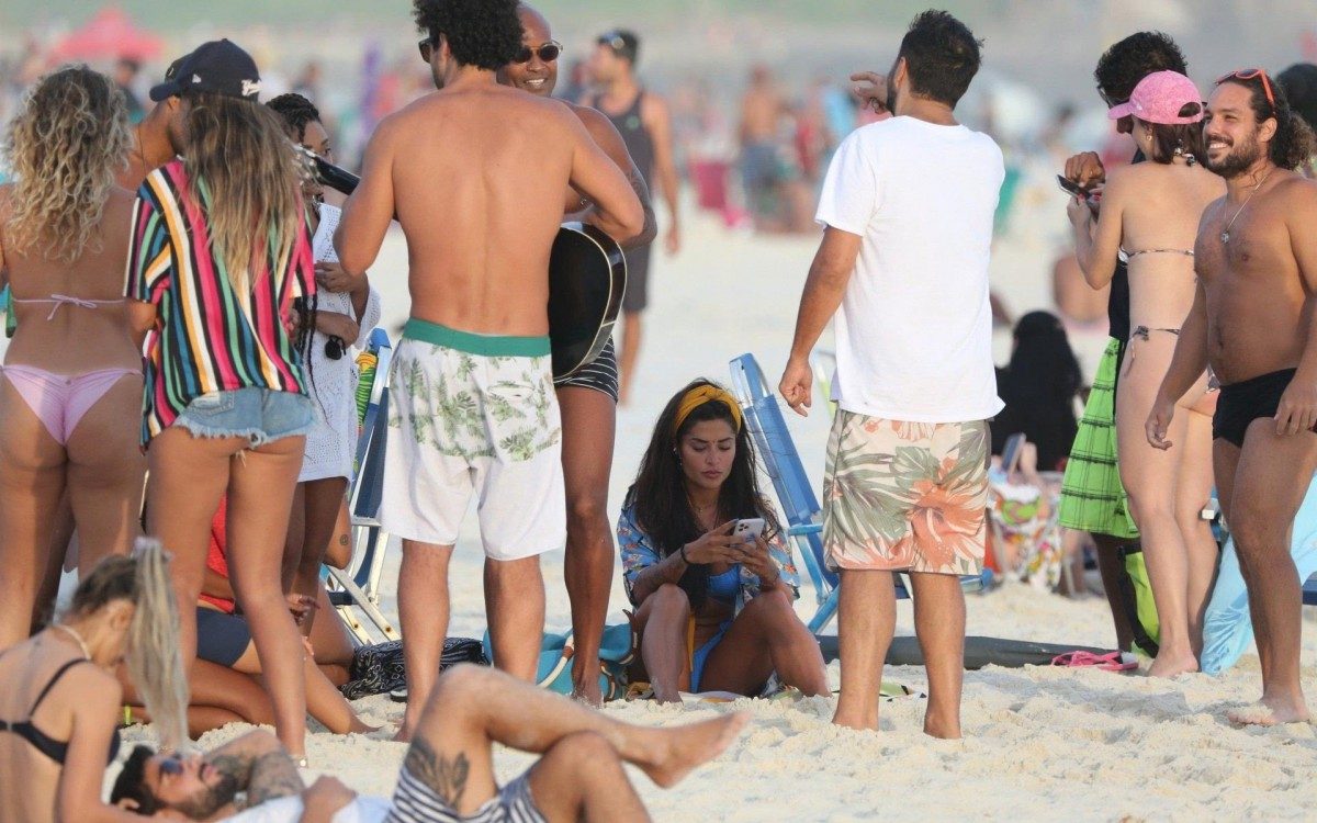 Aline Riscado na praia da Barra da Tijuca