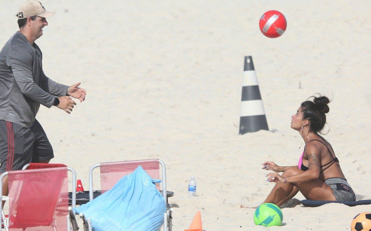 Aline Riscado na praia