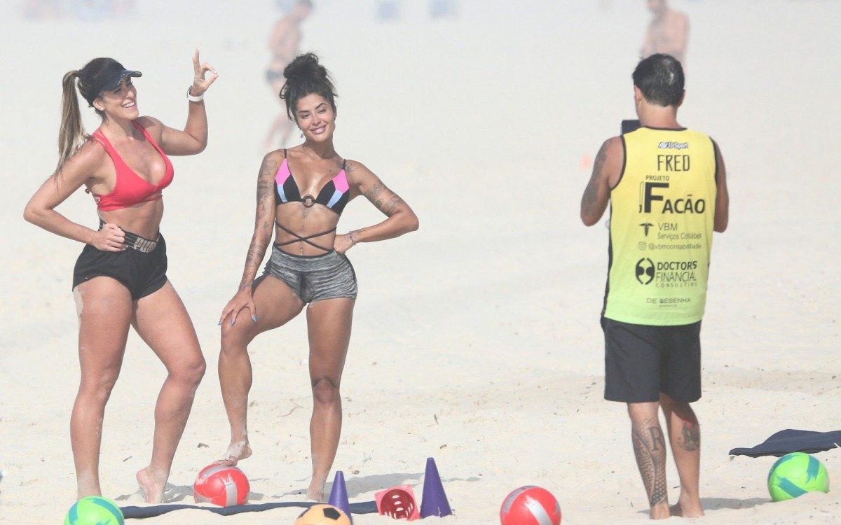Aline Riscado na praia