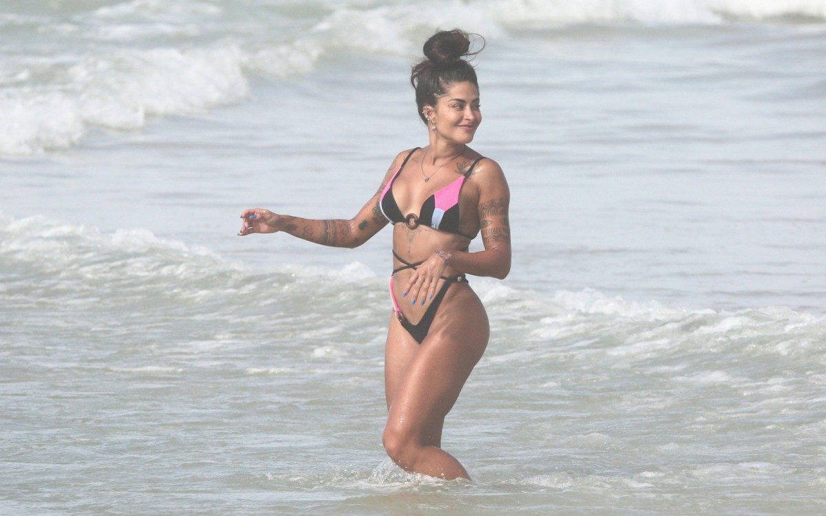 Aline Riscado na praia