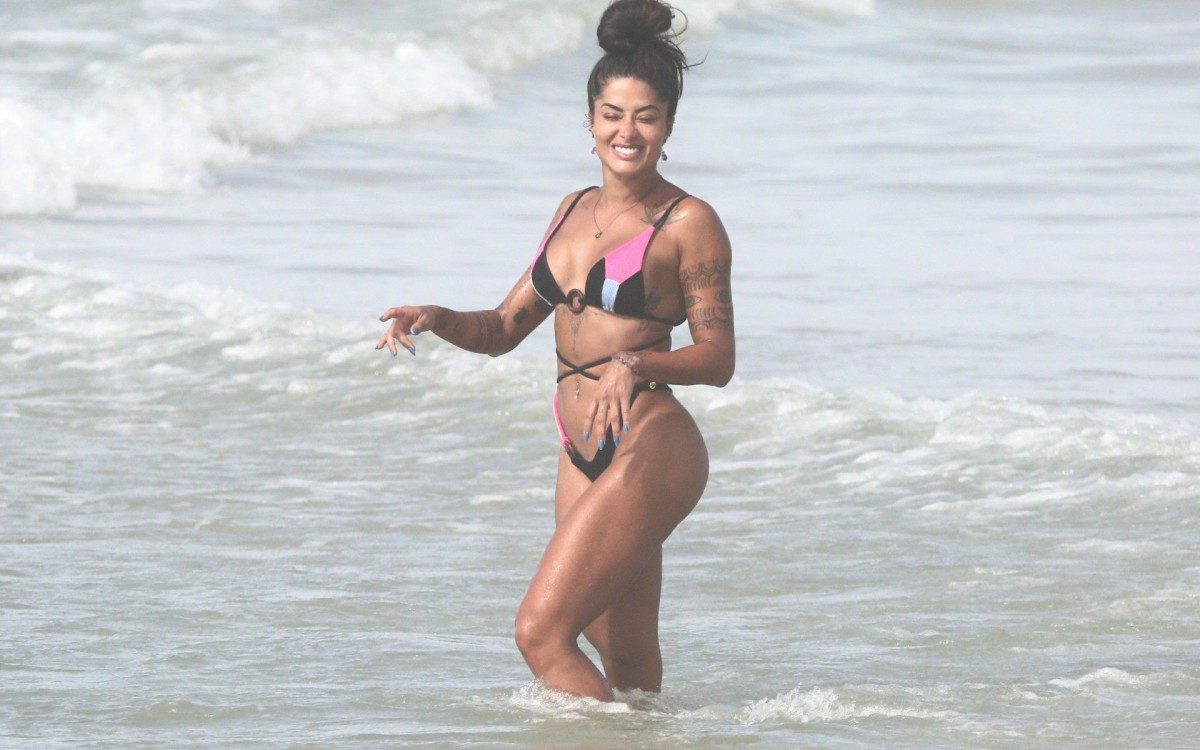Aline Riscado na praia