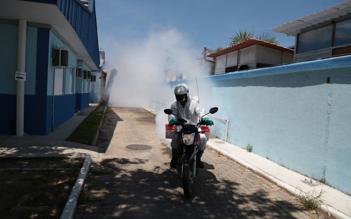 Autoridades alertam para a necessidade de ainda se manter o isolamento social, usar máscaras e higienizar as mãos, já que a vacina ainda não está disponível para todos - Divulgação