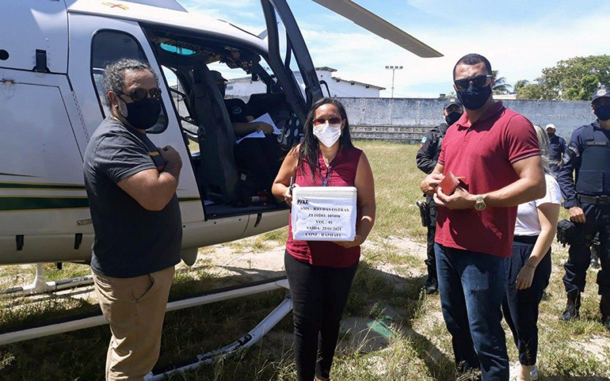 Servidores da Vigil&acirc;ncia Sanit&aacute;ria receberam as doses da vacina AstraZeneca em Cabo Frio - Divulga&ccedil;&atilde;o