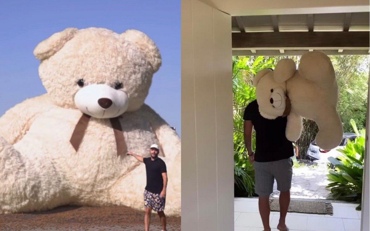 Pedro Sampaio e Daniel Caon posam com ursinhos de pel&uacute;cia - Reprodução/Montagem