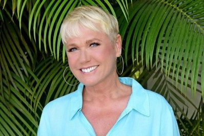 Aos 58 anos, Xuxa recebe primeira dose da vacina contra a covid-19