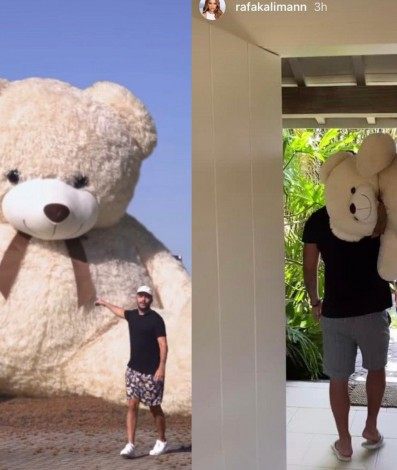 Pedro Sampaio e Daniel Caon posam com ursinhos de pelúcia - Reprodução/Montagem