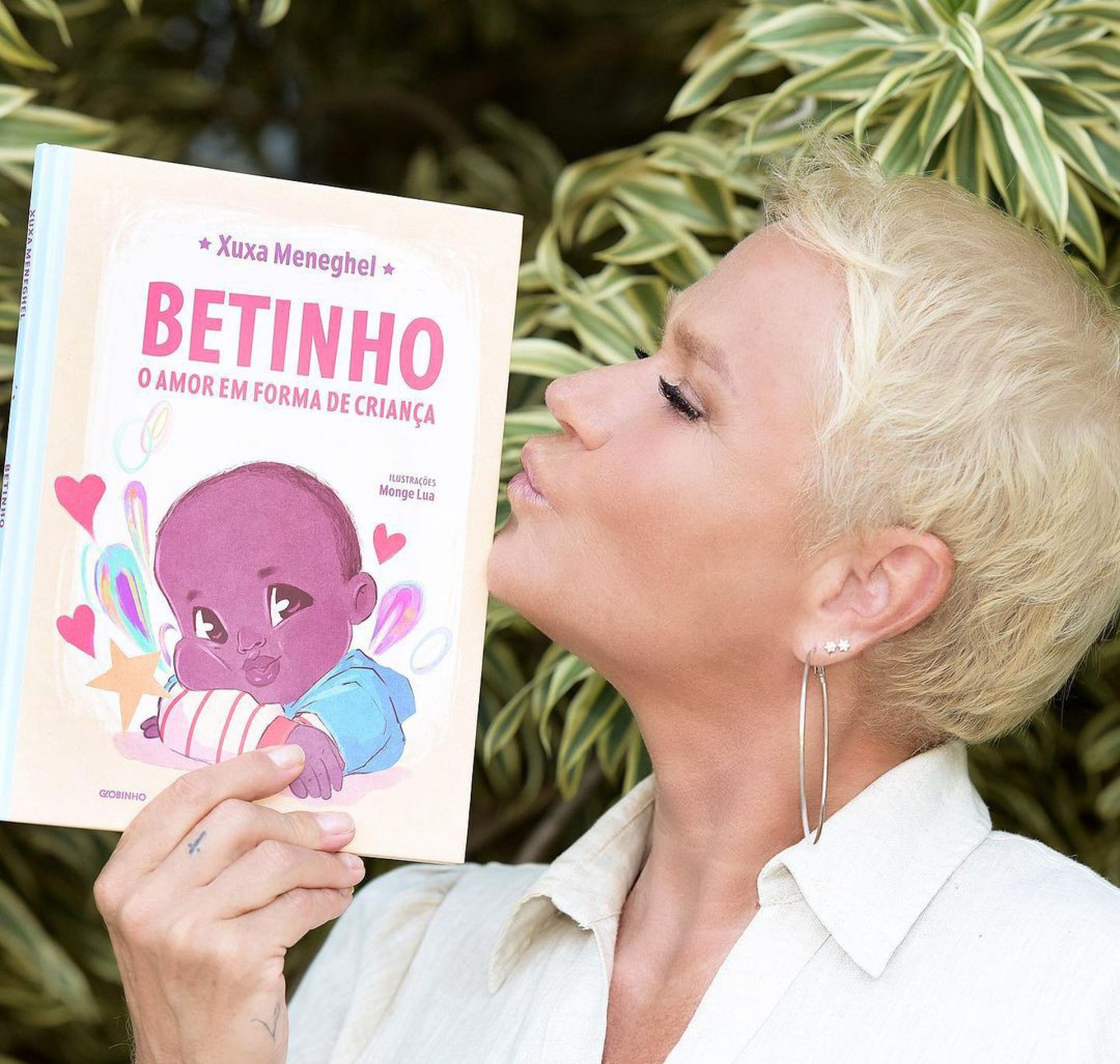 Xuxa e o novo livro - Reprodução