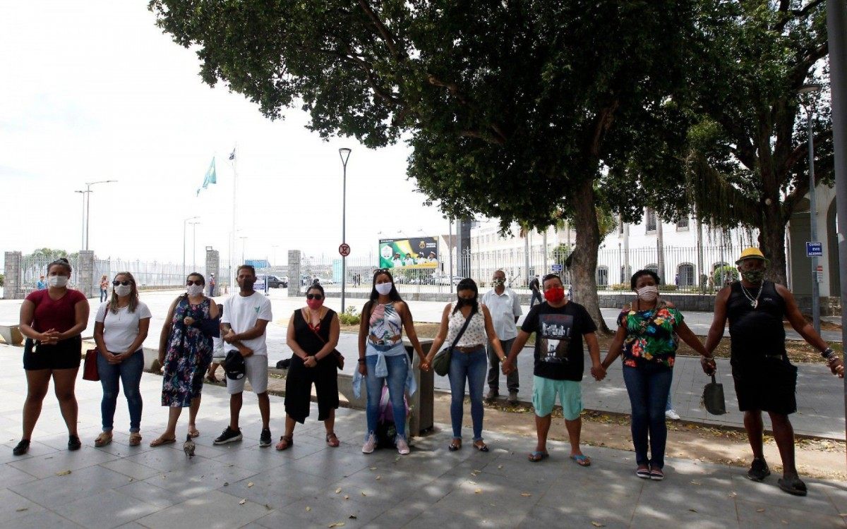 Familiares dos pescadores fazem manifestação para que as buscas sejam retomadas