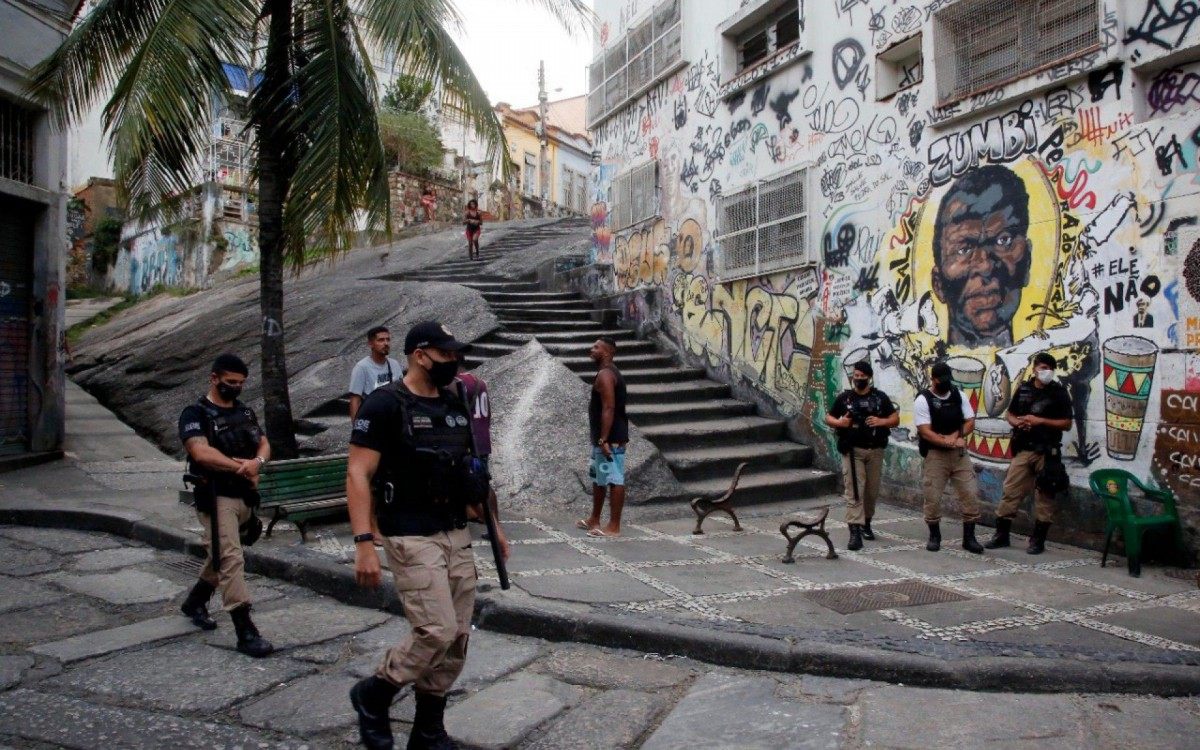 Prefeitura do Rio faz operação para evitar aglomeração na Pedra do Sal