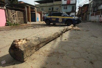 Presidente da associação de moradores da Kelson's é presa por ligação com traficantes 