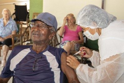 Covid-19: vacinação em idosos vai começar nesta segunda-feira