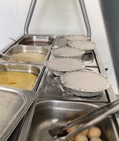 H&aacute; tr&ecirc;s semanas, refei&ccedil;&atilde;o oferecida na UPA de Magalh&atilde;es Bastos tem apenas ovo cozido, arroz e feij&atilde;o - REPRODU&Ccedil;&Atilde;O TWITTER