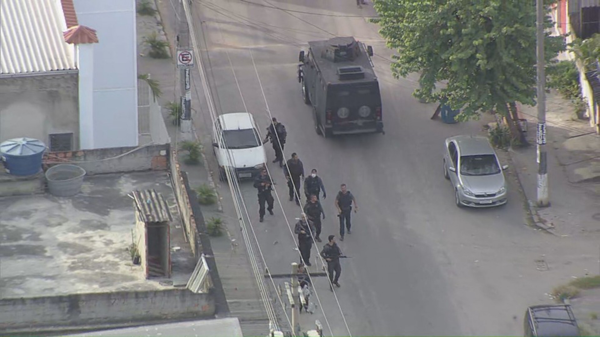 Polícia faz operação na Penha para localizar assassinos da jovem Bianca Lourenço - Reprodução TV Globo