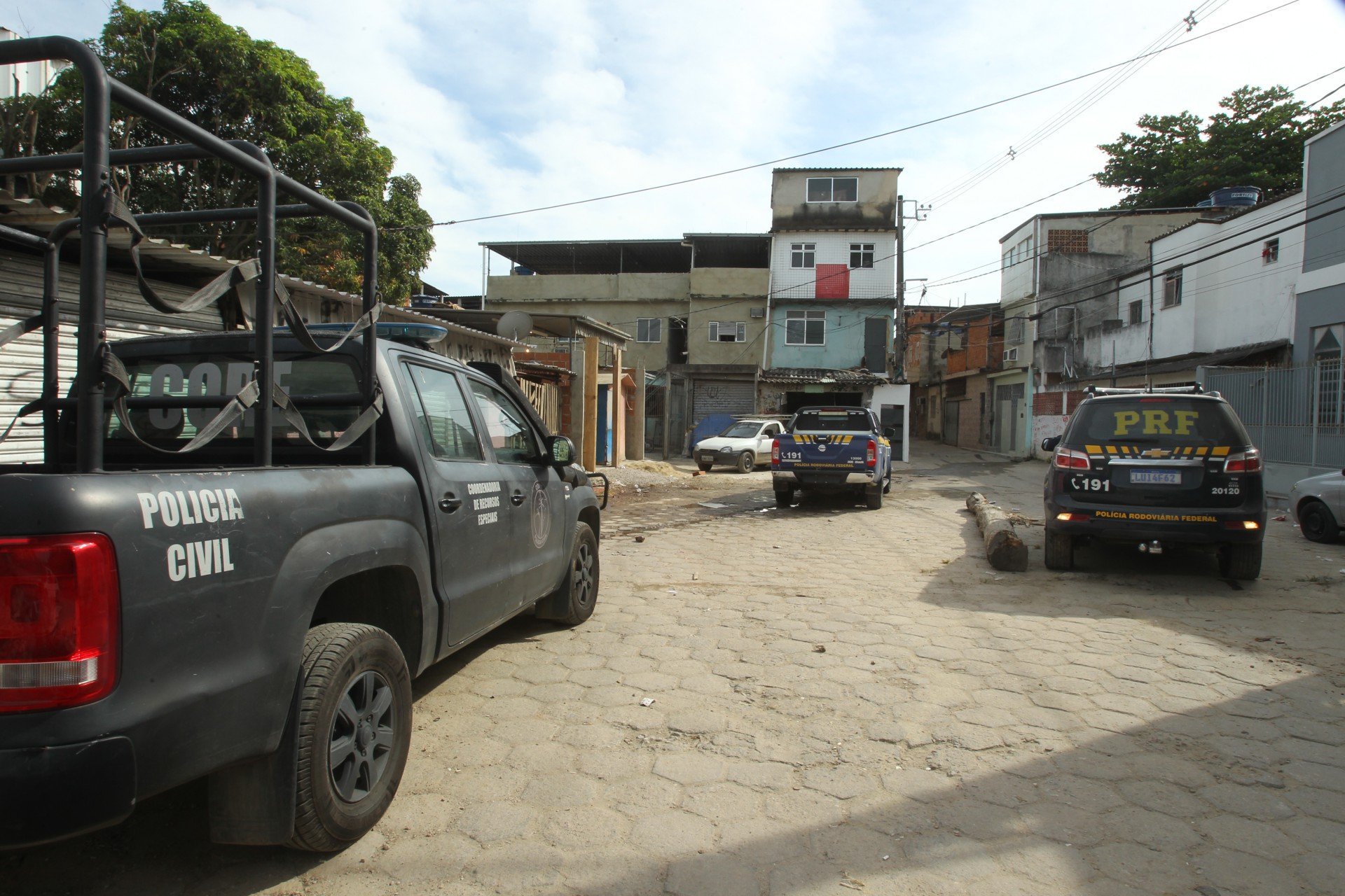 Operação da Polícia Civil com a Polícia Rodoviária Federal na Favela Kelson's, na Penha, Zona Norte do Rio, na manhã desta terça-feira - Estefan Radovicz / Agencia O Dia