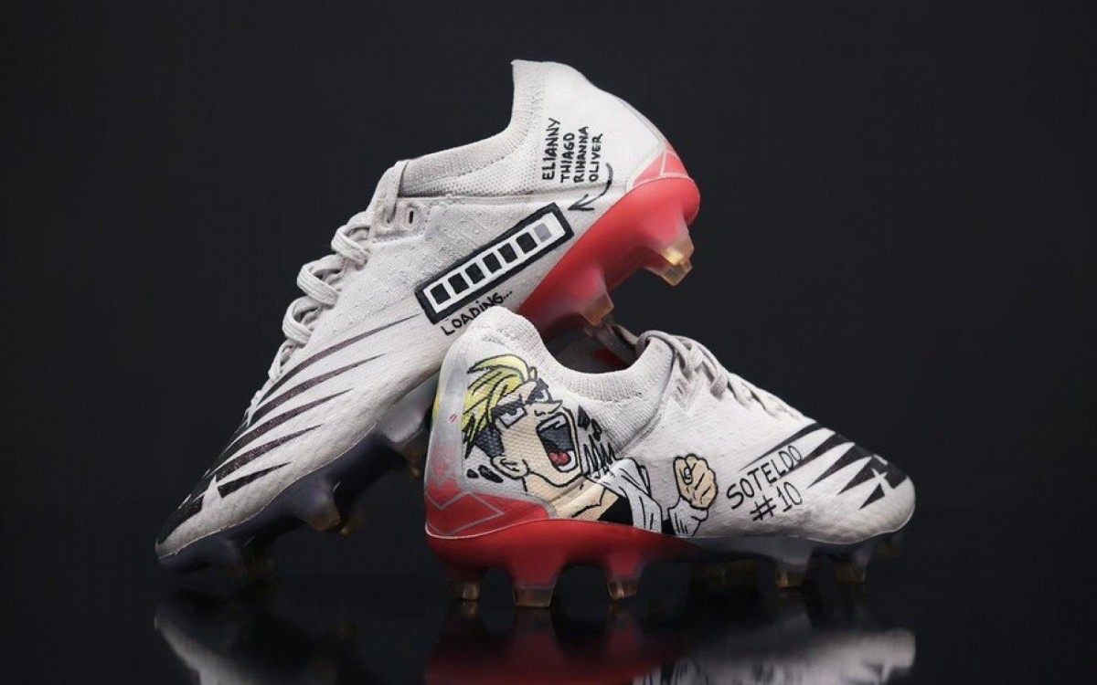 A esposa de Soteldo prometeu ao jogador mais uma filha em caso de título da Libertadores - Divulgação/New Balance