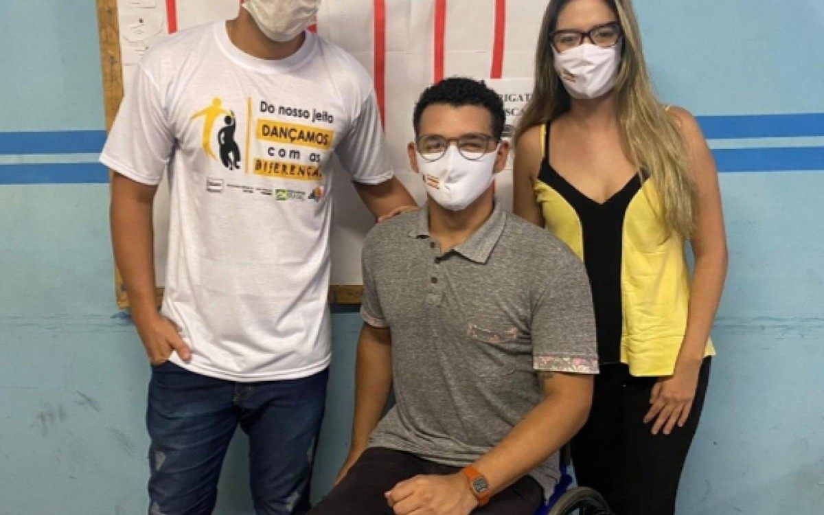 Lucas Muniz com Daniel Rangel e Thayrine Mesquita, a dupla responsável pelo projeto que promove na internet um circuito de dança inclusiva para pessoas com e sem deficiência