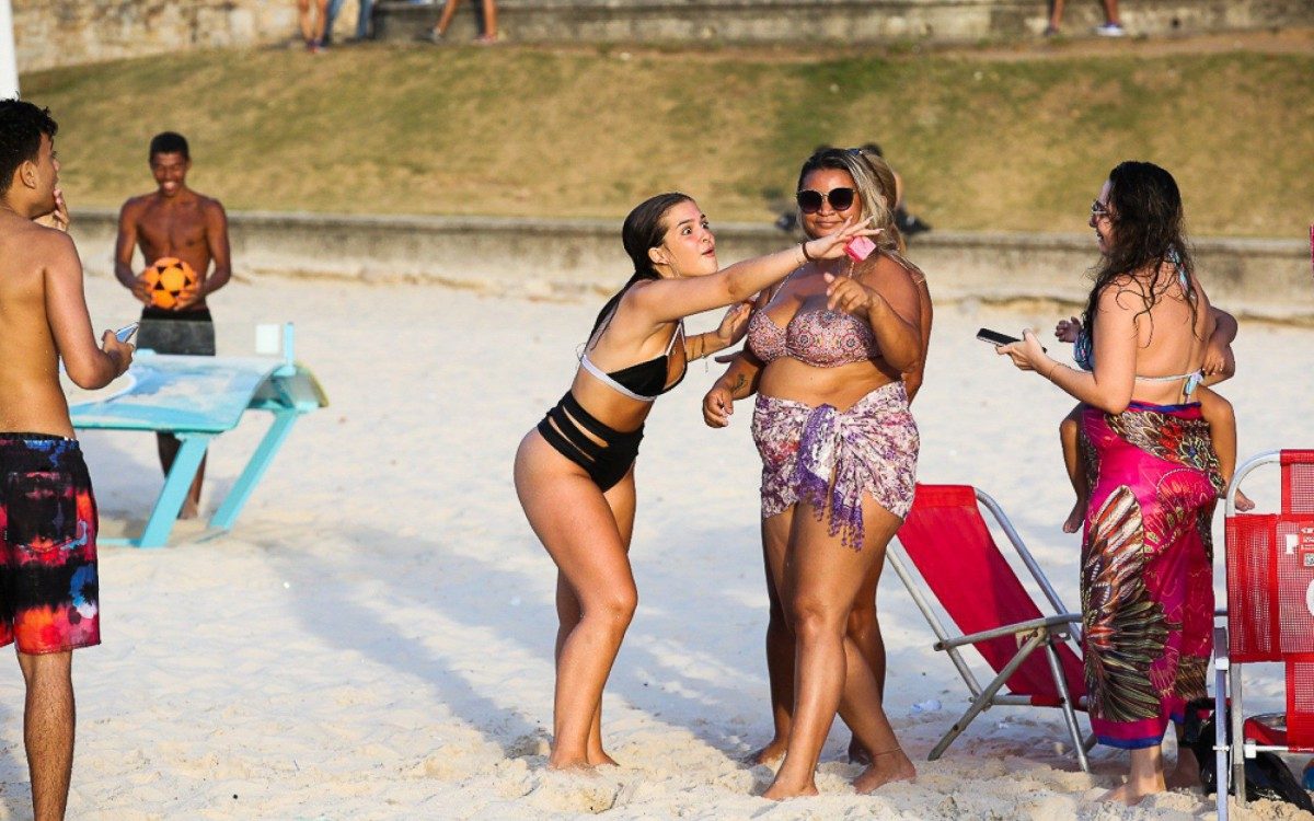 Mel Maia na Praia do Leme, na Zona Sul do Rio