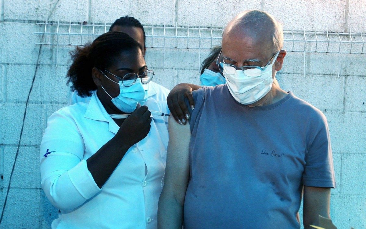 Vacinação contra a Covid - 19, na Clínica da Família Estácio de Sá, no Rio Comprido. Na foto, o senhor,Alfredo Moutinho, o primeiro a ser vacinado.