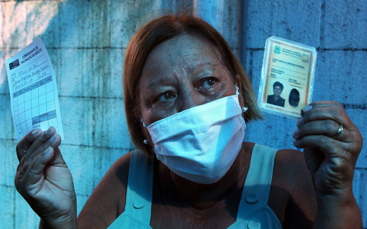 Vacina&ccedil;&atilde;o contra a Covid - 19, na Cl&iacute;nica da Fam&iacute;lia Est&aacute;cio de S&aacute;, no Rio Comprido. Na foto, a senhora, Joana Ang&euml;lica Barbosa, a quinta a ser vacinada. - Estefan Radovicz / Agencia O Dia