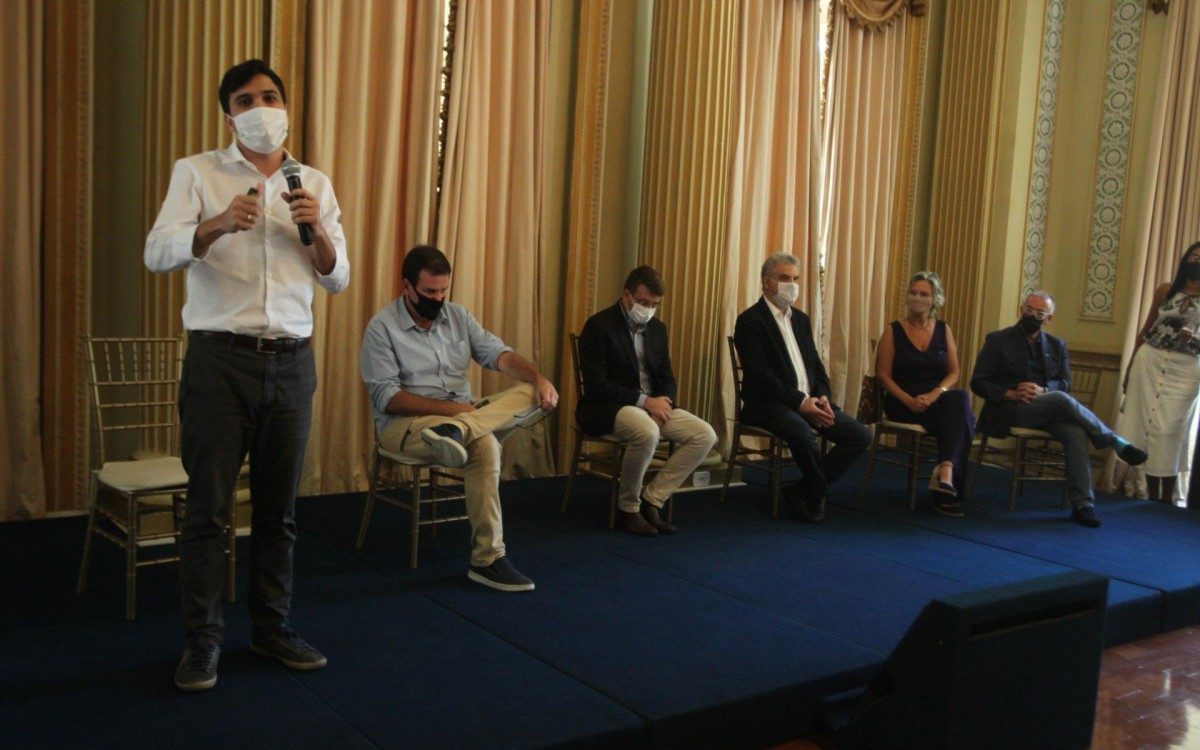 Prefeito e Secretário de Educação, apresentam o plano da Prefeitura de volta às aulas.