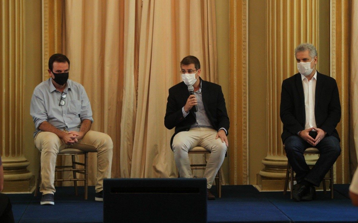 Prefeito e Secret&aacute;rio de Educa&ccedil;&atilde;o, apresentam o plano da Prefeitura de volta &agrave;s aulas. - Estefan Radovicz / Agencia O Dia