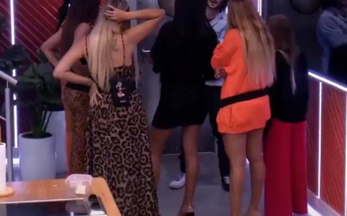 Fiuk &eacute; recebido pelas mulheres na casa do BBB