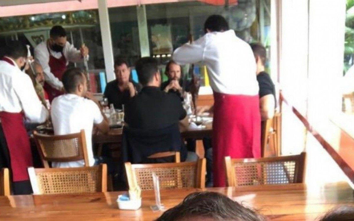 Everton Ribeiro em churrascaria com seus empresários e representantes do Al Nasr
