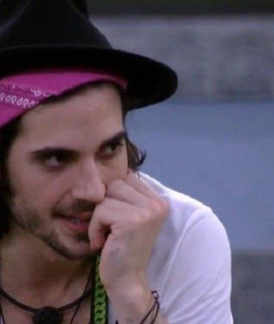 Fiuk est&aacute; incomodado com as c&acirc;meras do banheiro  - Reprodu&ccedil;&atilde;o / TV Globo