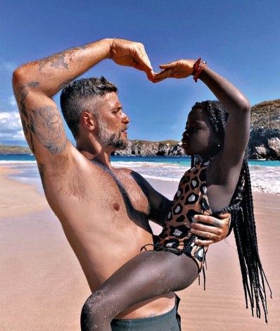 Bruno Gagliasso e a filha T&iacute;ti em Noronha - Reprodu&ccedil;&atilde;o