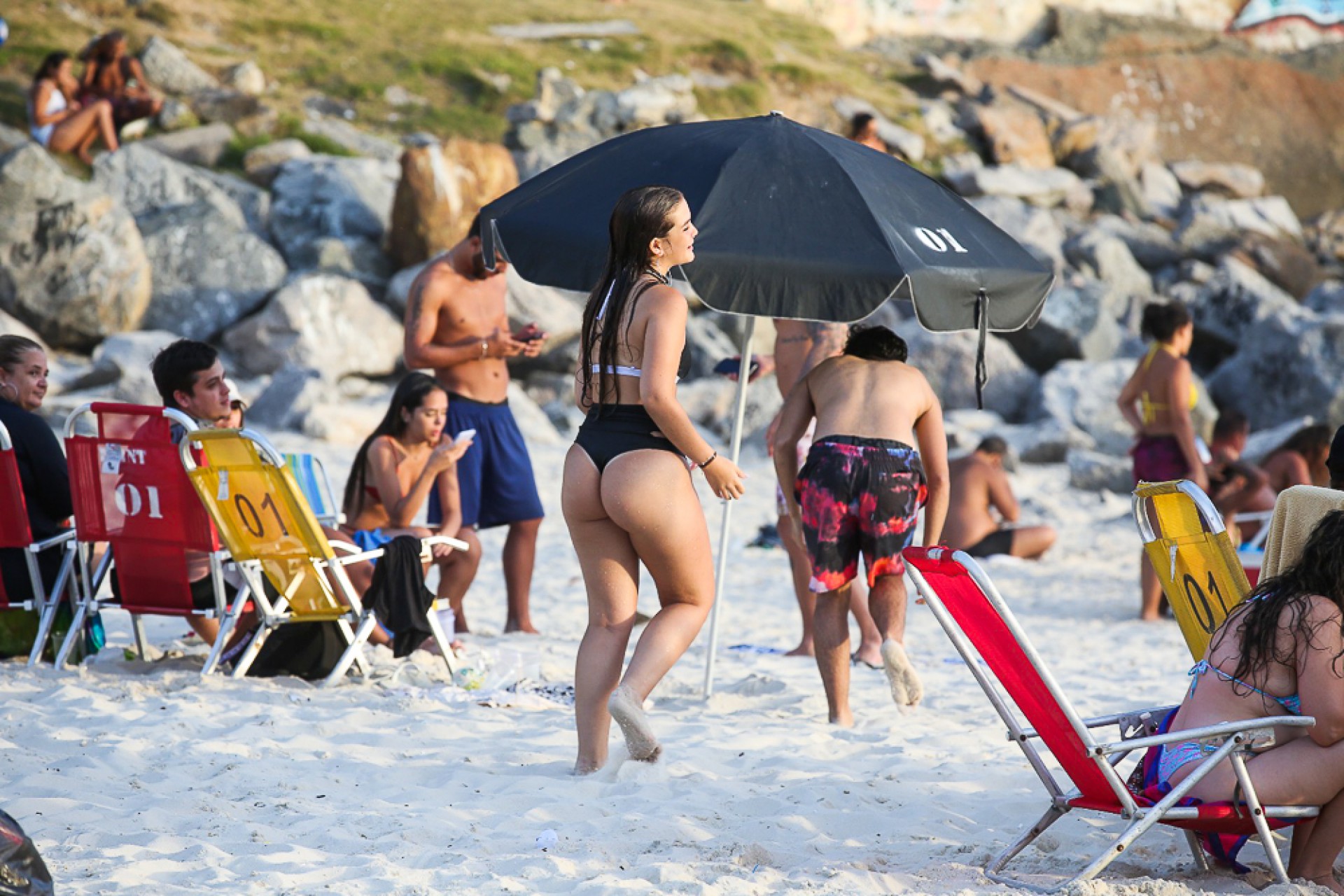 Mel Maia se irrita ao ser fotografada na praia Jornal MEIA HORA -  Celebridades e TV