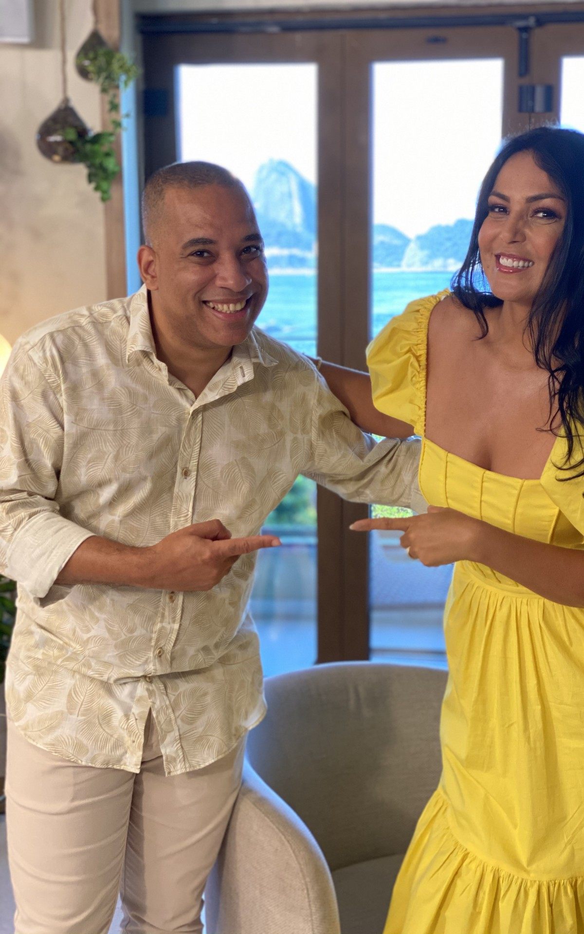 Gardênia Cavalcanti com o cantor Leonardo Bessa, que canta o samba da abertura do programa.