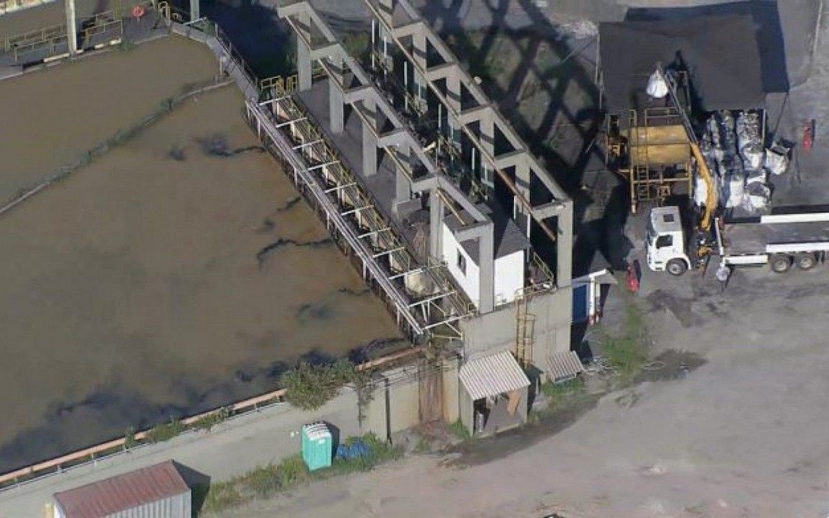 Carvão ativado sendo jogado na Estação Guandu - Reprodução/TV Globo